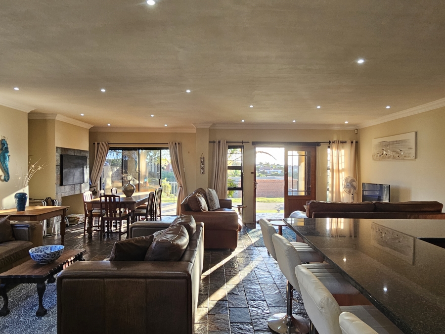 4 Bedroom Property for Sale in Wavecrest Eastern Cape